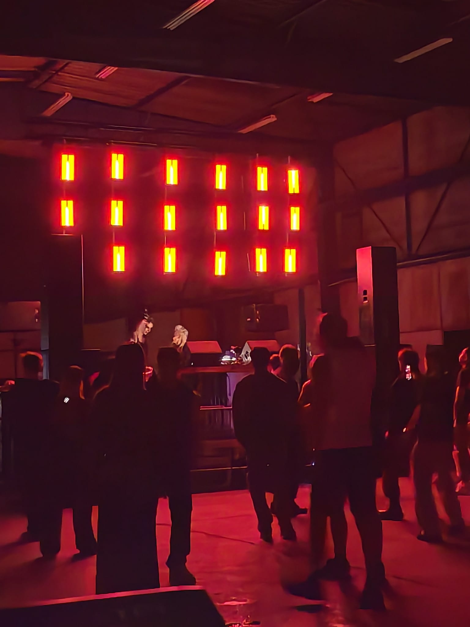 Système de sonorisation professionnel en configuration concert